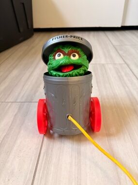 Fisher Price Muppets Inc Oscar the Grouch Popup Trash Can Pull Toy - Working